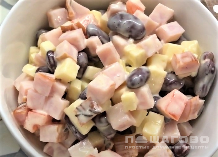 Салат с фасолью, помидорами и сыром