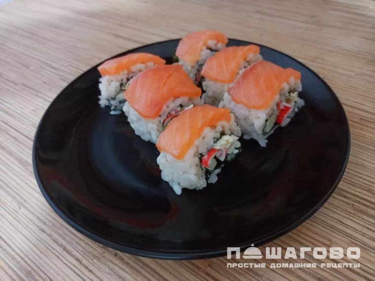 Домашние роллы с крабовыми палочками и красной рыбой