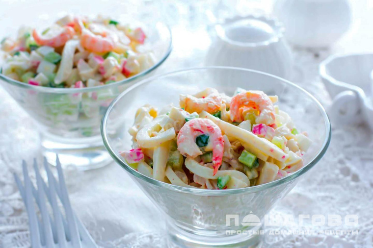 Салат креветки, кальмары и крабовые палочки