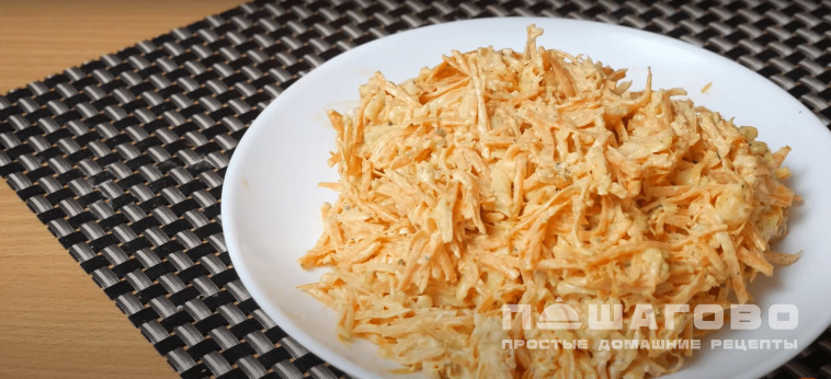 Морковный салат с сыром и чесноком