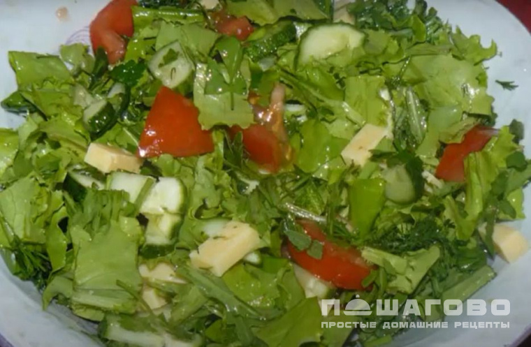 Свежий салат с огурцом, рукколой и салатом айсберг
