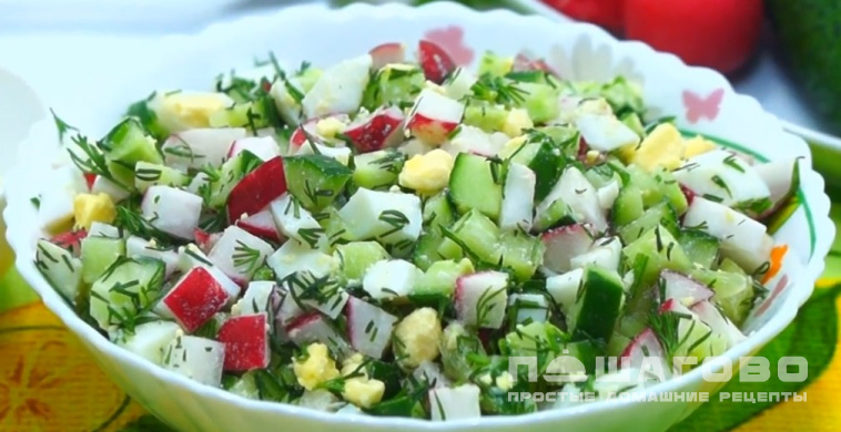 Весенний салат с редисом, огурцами и яйцами