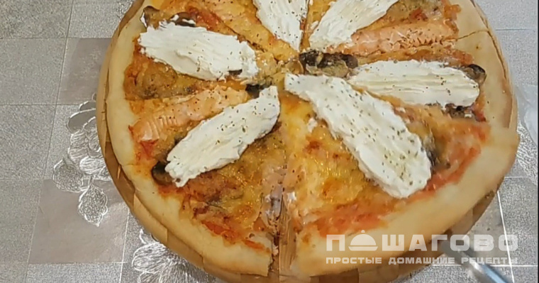 Пицца с филадельфией и маринованным лососем