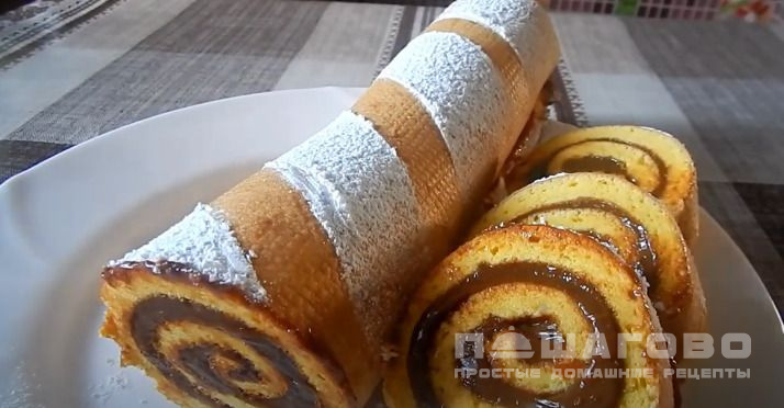 Быстрый рулет из сгущенки с начинкой