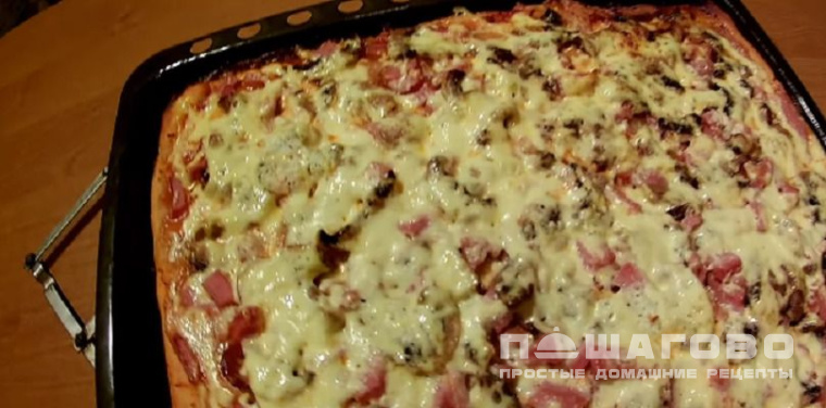 Грибная пицца с колбасой и сыром