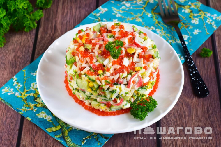 Крабовый салат с красной икрой и пекинской капустой