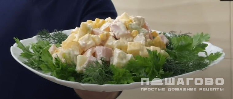 Салат с курицей, ветчиной и ананасами