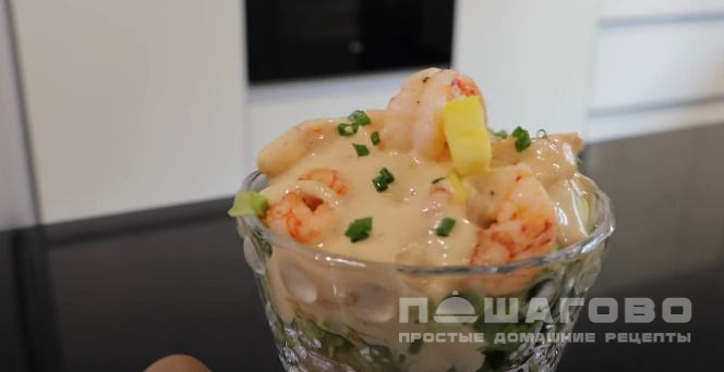 Оливье с креветками и авокадо