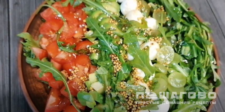 Овощной салат с моцареллой, кунжутом и пикатной заправкой