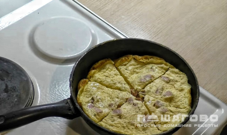 Омлет с колбасой на сковороде