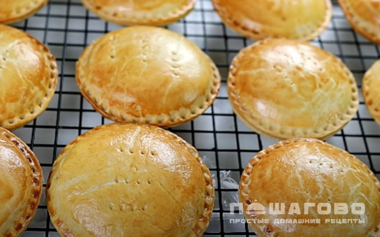 Пирог с курицей в горшочках