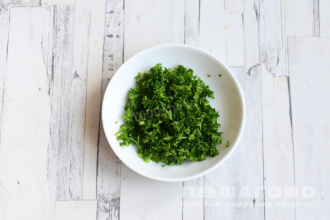 Фото приготовления рецепта: Крабовый салат с красной икрой и пекинской капустой - шаг 7