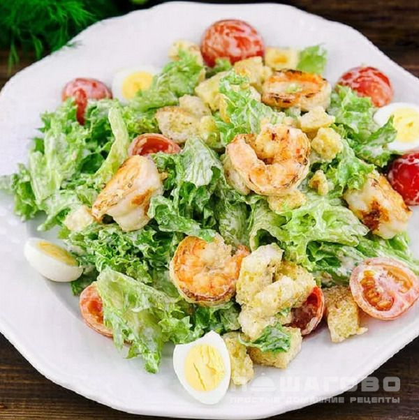 Салат с королевскими креветками и сухариками
