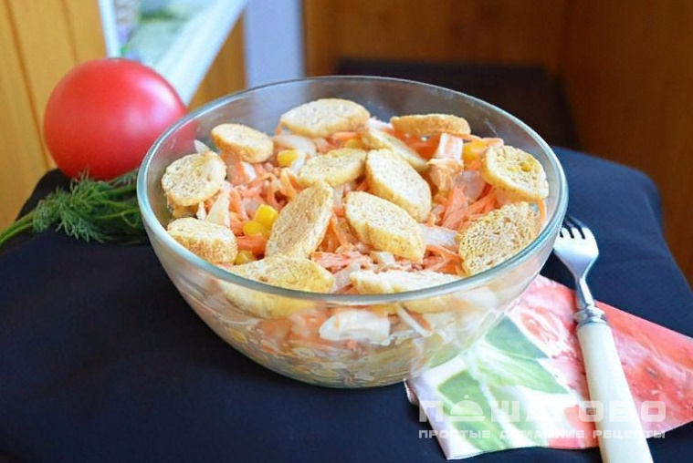 Салат с корейской морковью, курицей и сухариками