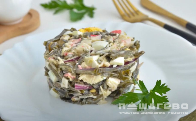 Салат из морской капусты с крабовыми палочками