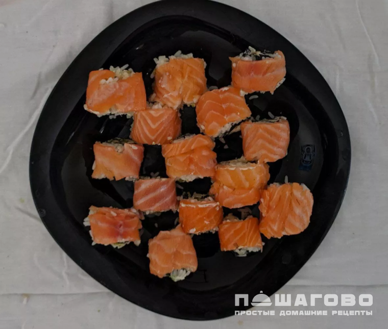 Домашние роллы с лососем и авокадо