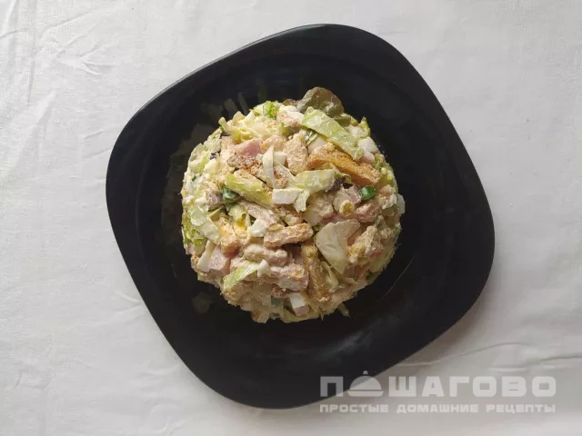 Салат цезарь с ветчиной и зеленым луком