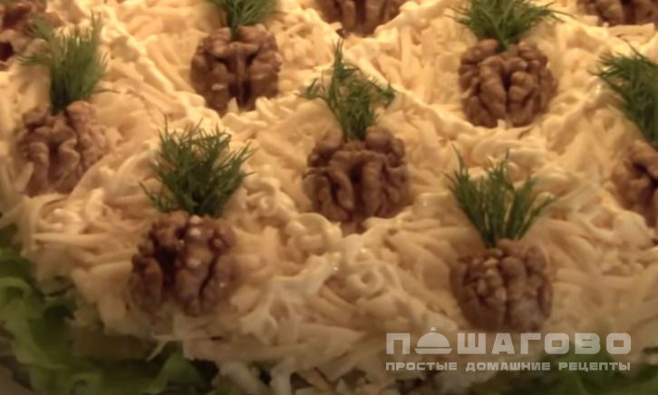 Салат с ананасом, курицей, сыром и грецким орехом.