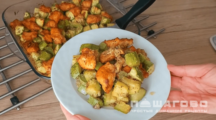 Запеченные кабачки с куриным филе