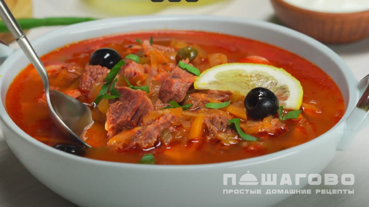 Мясная солянка с копченостями и пряными травами