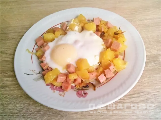 Сытная и яркая яичница с колбасой, картофелем и луком