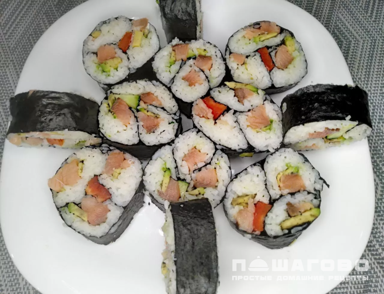 Роллы с малосольной семгой