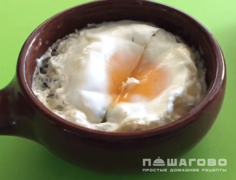 Воздушные яйца кокот со шпинатом, сыром и сметаной