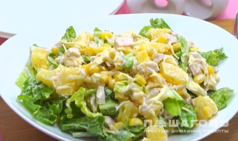 Салат с пекинской капустой, курицей и ананасами