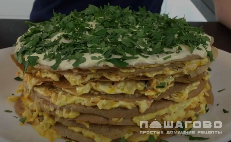 Слоеный печеночный торт с морковью и луком