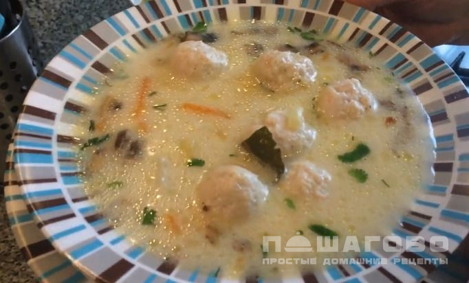 Сырный суп с куриными фрикадельками
