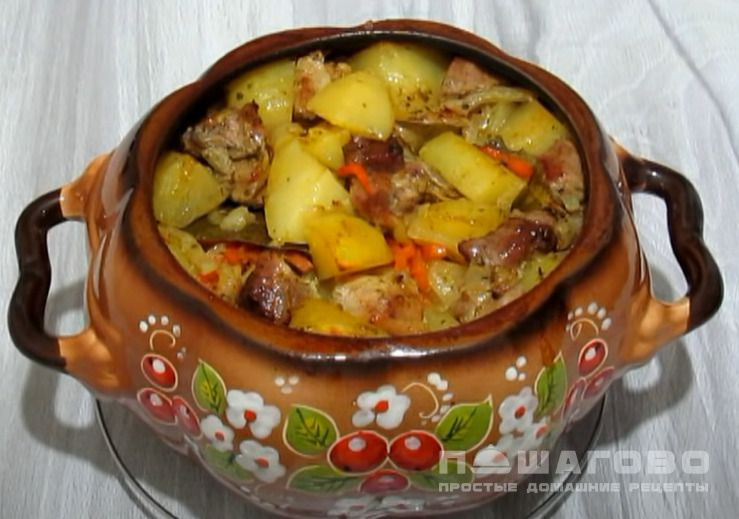 Картошка со свининой в горшочке
