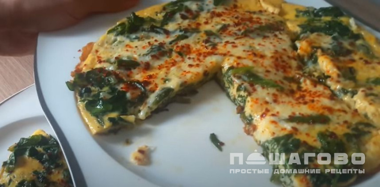 Яичница с перепелиными яйцами, шпинатом и помидорами черри
