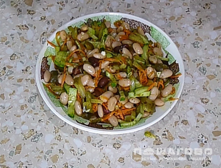 Салат с фасолью, солеными огурцами и морковью
