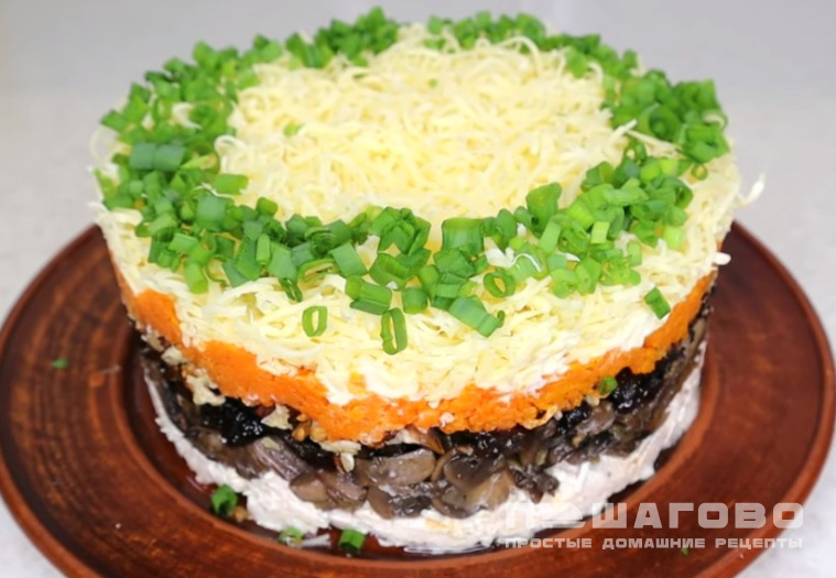 Салат с курицей, грибами и черносливом
