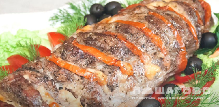 Антрекот в духовке с помидорами и сыром