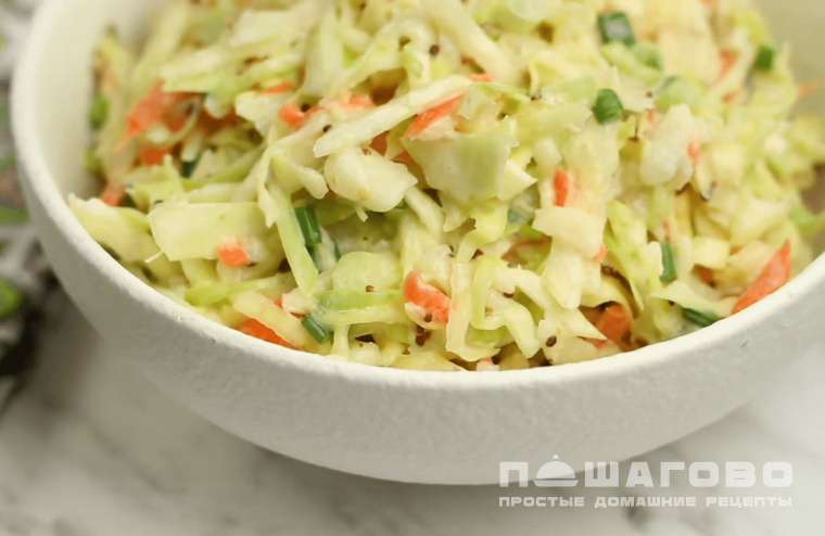 Салат с капустой, морковью и йогуртово-медовой заправкой
