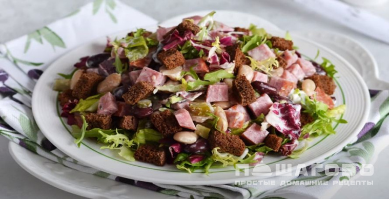 Салат с фасолью, копченой колбасой и сухариками