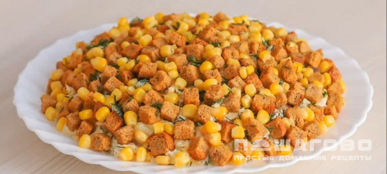 Салат с консервированной кукурузой и сухариками