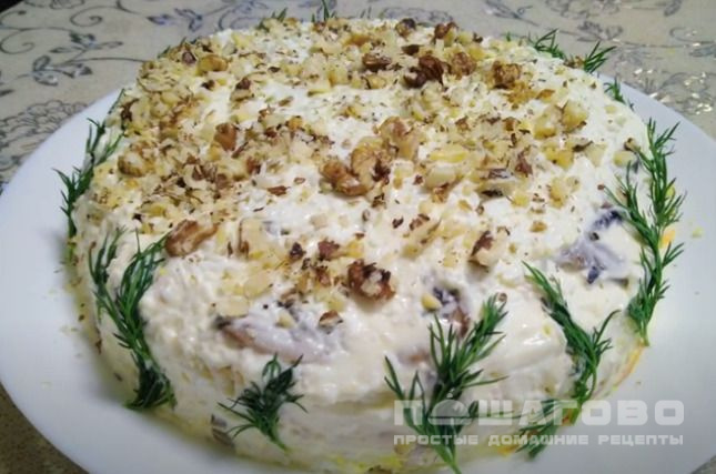 Салат Белый медведь с курагой и грецким орехом