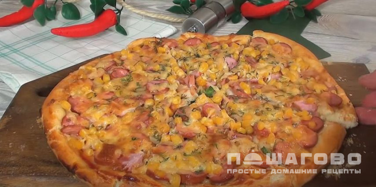 Луковая пицца с кукурузой и моцареллой