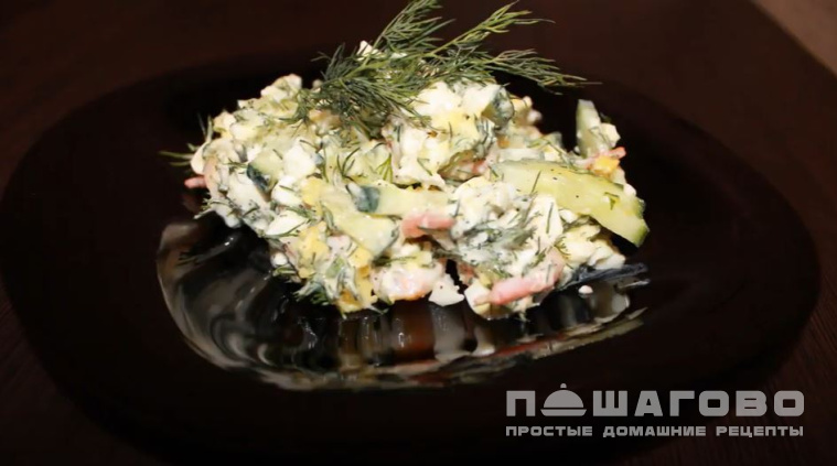 Салат с креветками, яйцом и огурцом