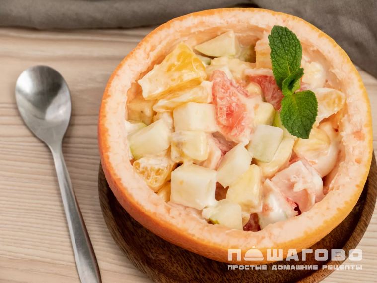 Фруктовый салат с мандарином в половине грейпфрута