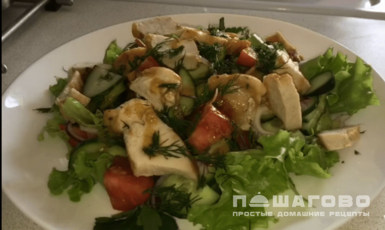Весенний салат с куриной грудкой