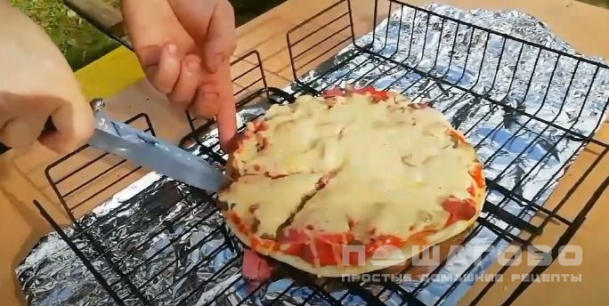 Вкусная пицца на гриле