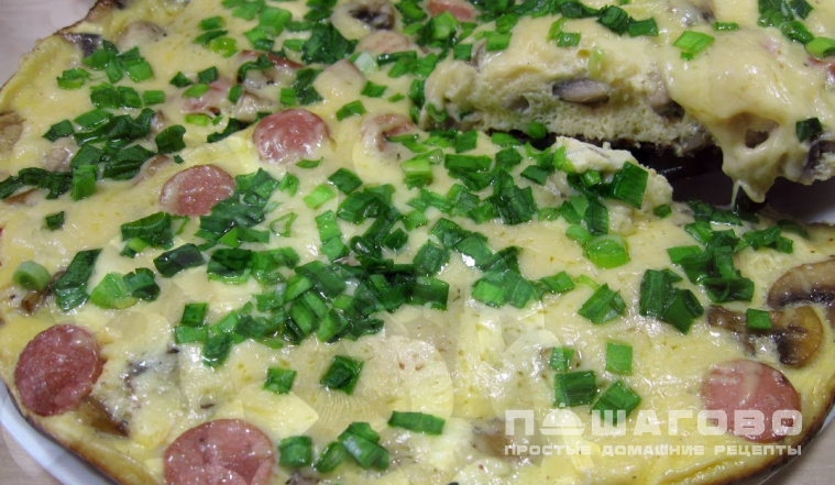 Яичница с шампиньонами, колбасками и сыром