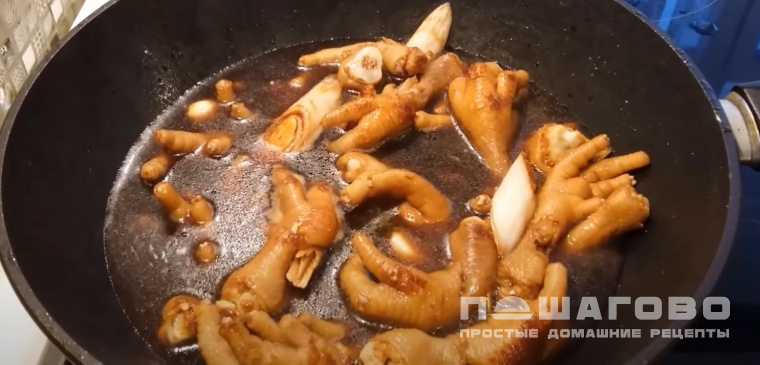 Куриные лапки, обжаренные на воке