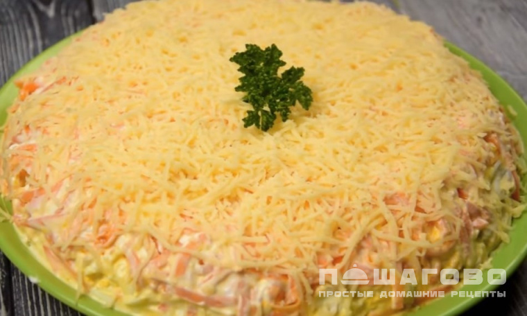 Слоеный салат с курицей и шампиньонами