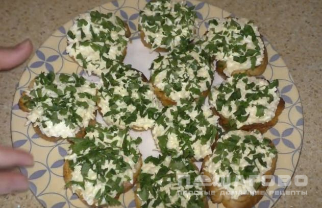 Закусочные бутерброды с сыром и яйцом