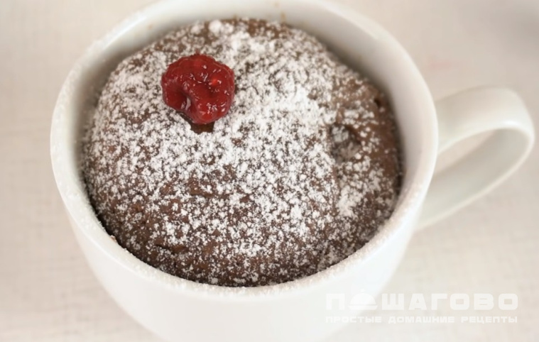 Кекс в чашке в микроволновке
