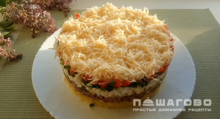 Слоеный салат с печенью, картофелем и сыром
